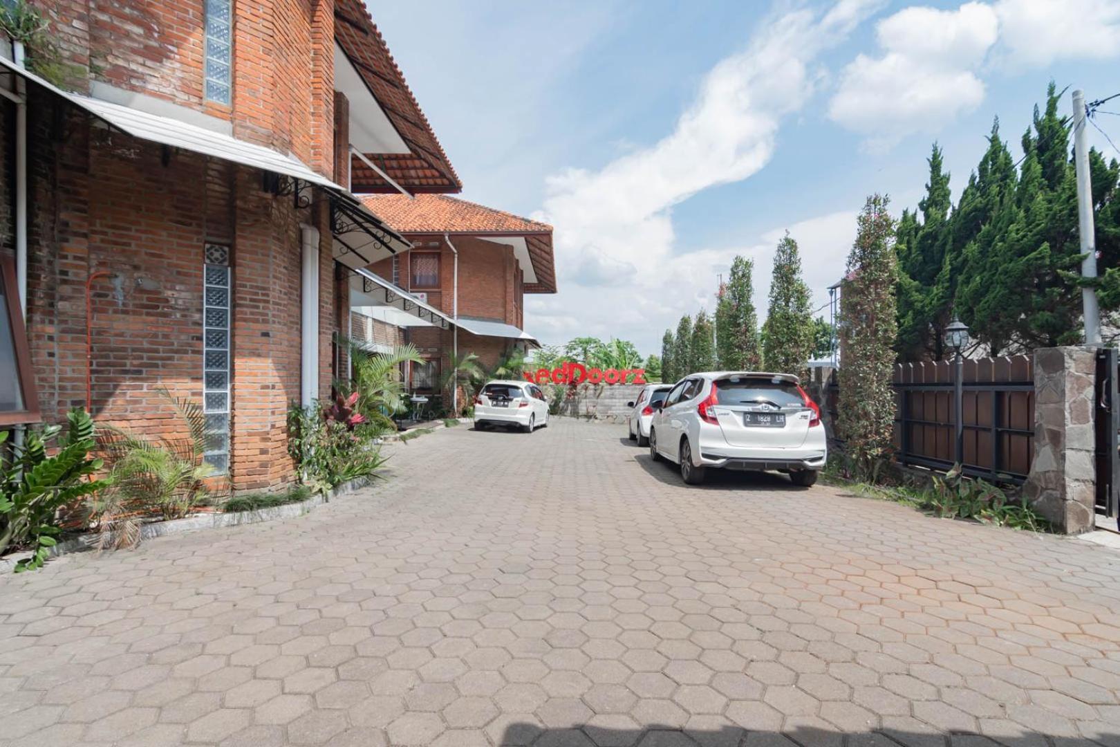 Reddoorz Plus Near Dago Pakar Bandung Eksteriør bilde